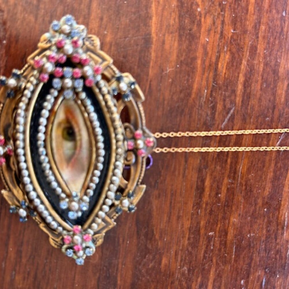 Gold victorian-style broach/necklace